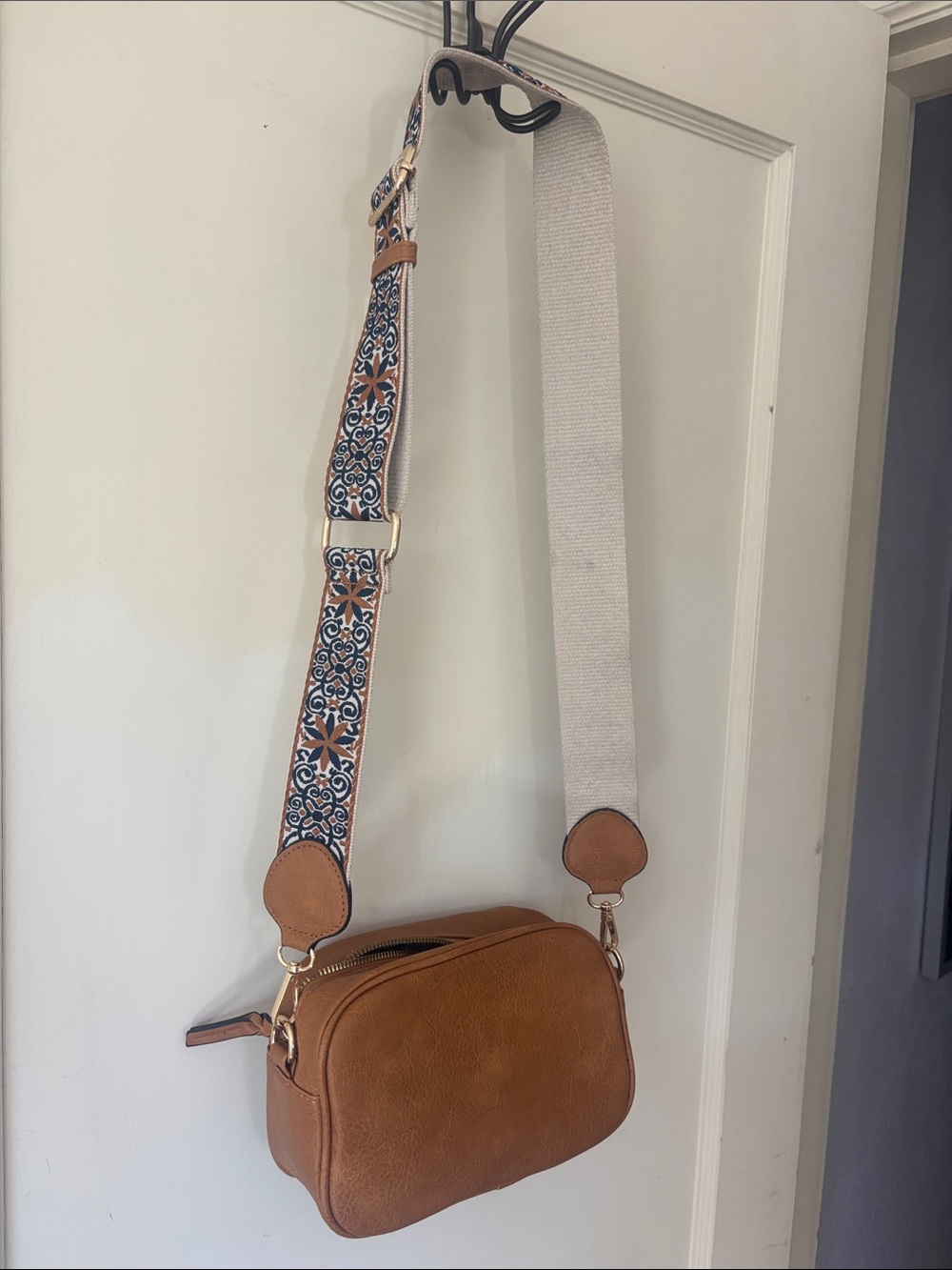 Source Unknown Tan Crossbody Bag with Patterned Removable Strap
